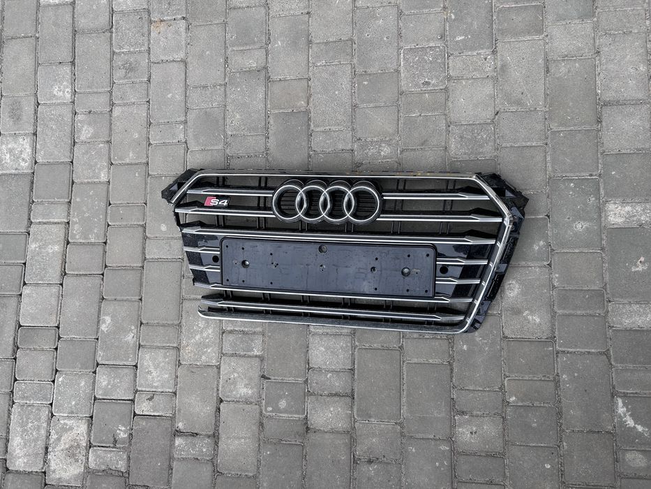 Решітка радіатора Audi A4 B9 (пошкоджена)