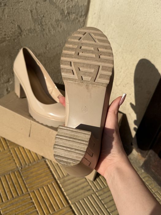 Продам бежеві туфлі