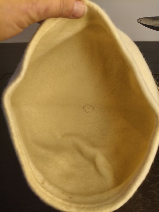 Biały mały beret ²⁰⁹