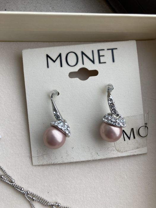 Colar e brincos Monet bijuteria novos. Em metal prateado com perolas