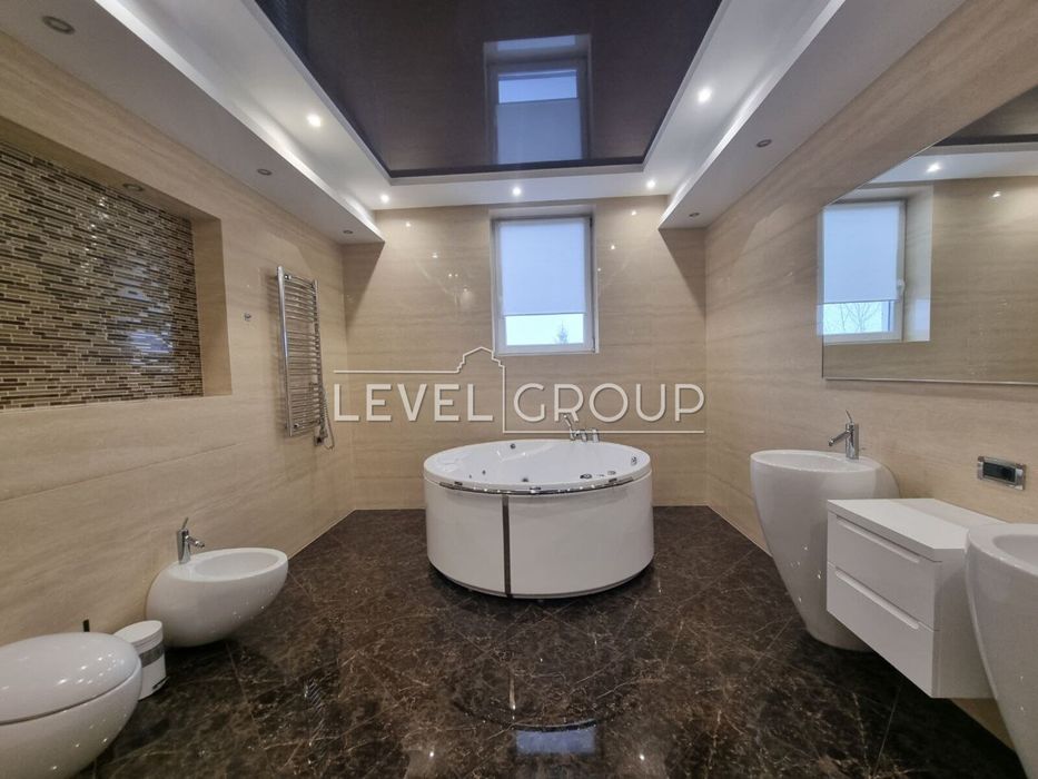 Лісники, статусний будинок в містечку, басейн, автономність