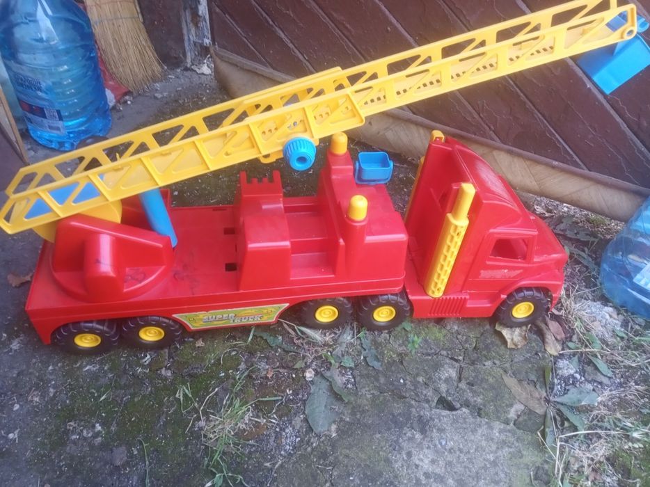 Игрушки разные, пожарная машина