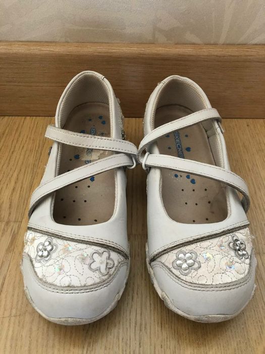Продам туфлі на дівчинку Skechers 
Стан гарний 
По устілці 20 см.
Вжив