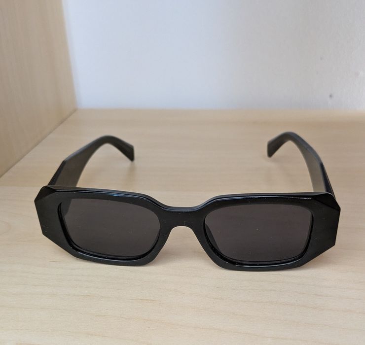Czarne okulary przeciwsłoneczne Prada