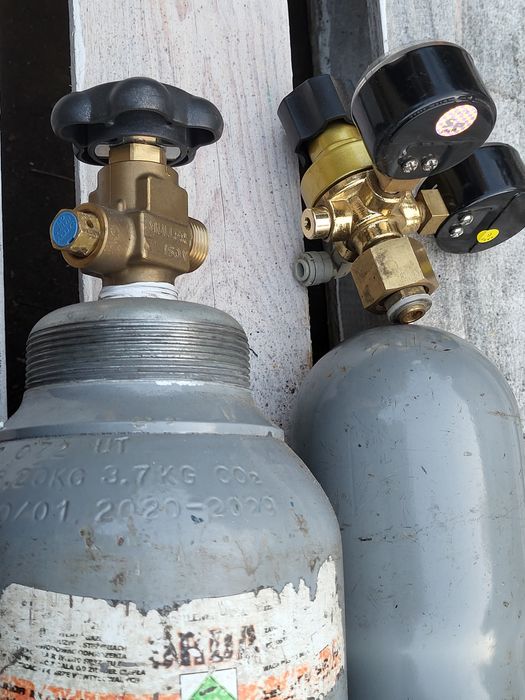 Butla dwutlenku węgla (C02) z reduktorem.