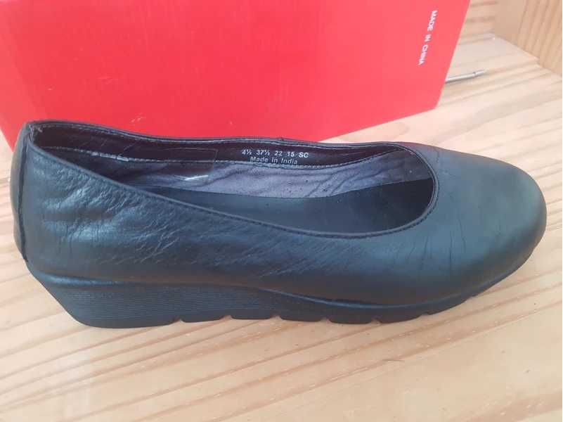 Sapatos 37,5 de cunha pretos em pele e borracha marca Aerosoles (ver todas as fotos)