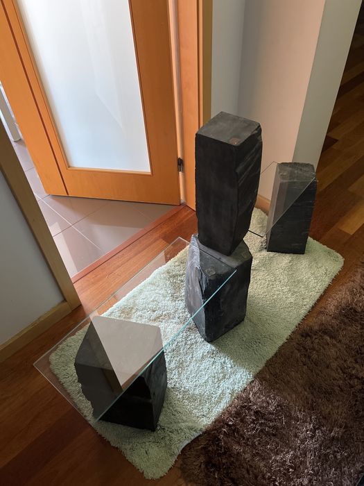 Mesa com 4 pedra em ardosia e 2 vidiros