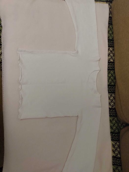 Sprzedam oryginalną białą bluzkę z długim rękawem rozmiar 110/116