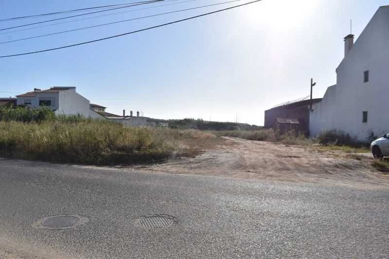 Terreno 5540 m^2 em Atouguia da Baleia: Dupla Frente com Potencial
