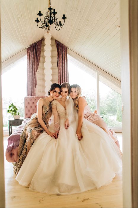 Вишукана весільна сукня айворі