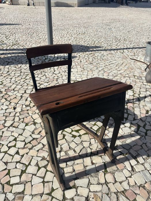 Cadeira de escola antiga