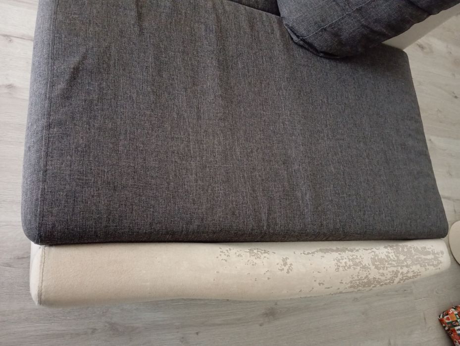 Sofá de canto cinzento e branco