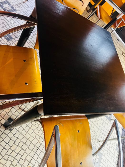 Conjunto de mesas e cadeiras