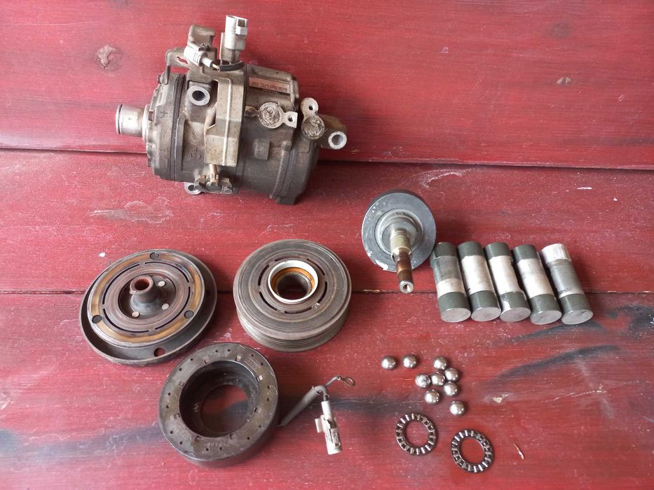 Компрессор кондиционера на Toyota Lend Cruiser 200 на запчасти.