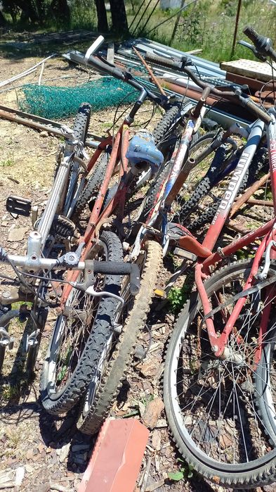 Bicicletas  a precisar de arranjar.