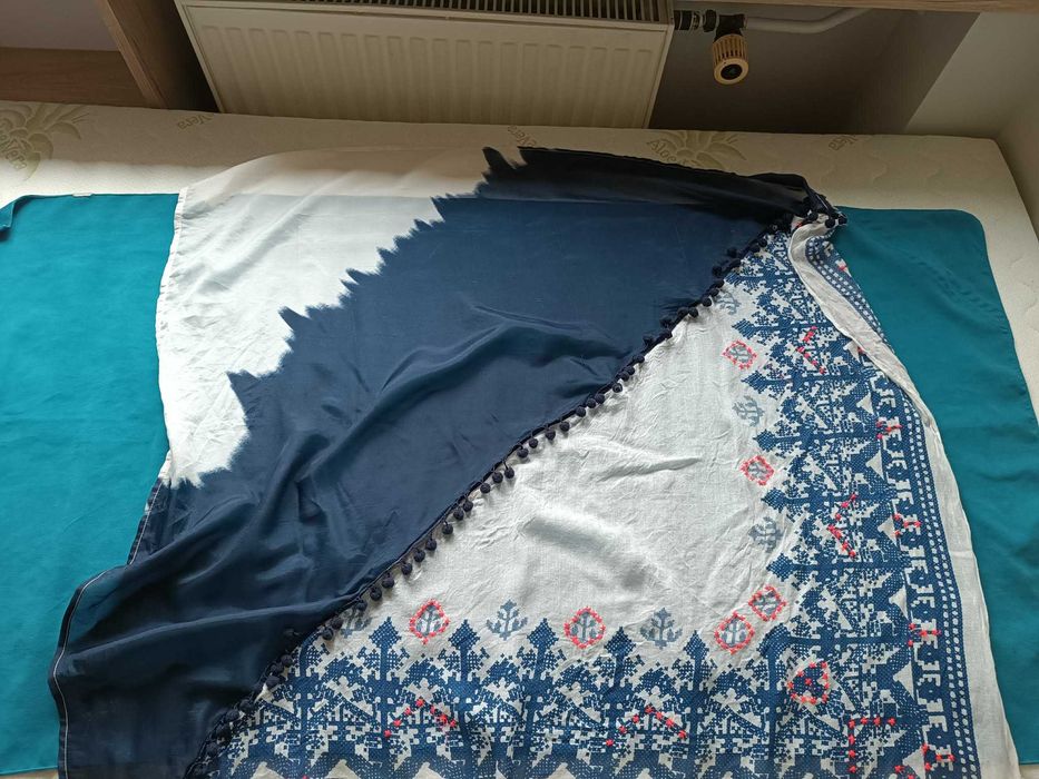 Piękna chusta: cienka miękka wielobarwna - etno, folk, haft.