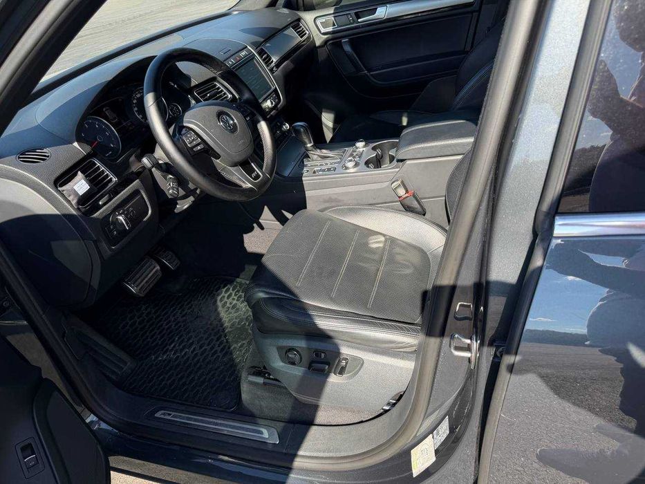 Продам Volkswagen Touareg 2015 року. V6 3.0 TDI, 193 кВт / 262 к.с.,  автомат, повний привід та пневмопідвіска.