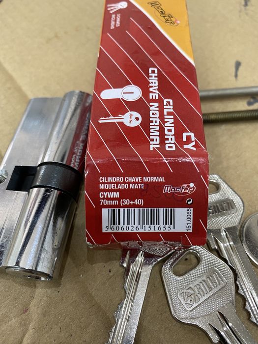 Fechadura ( canhao ) com 5 chaves . Em perfeitas condicoes . 70mm