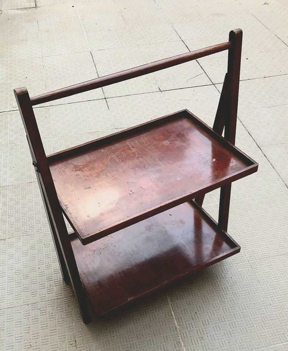 6 Cadeiras de Jardim e 4 mesas de apoio