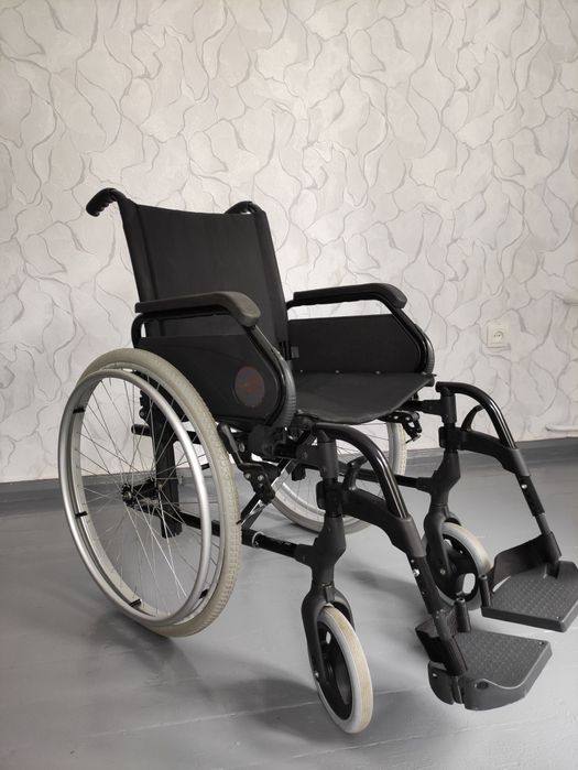 Крісло колісне Breezy 300 (інвалідний візок)
