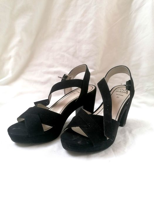Sandálias Pretas de Salto Alto