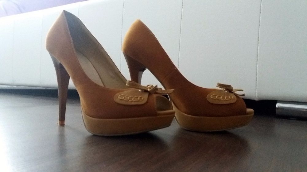 Śliczne szpilki camel