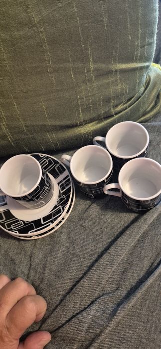 Peças soltas, chávenas de café, e vidros