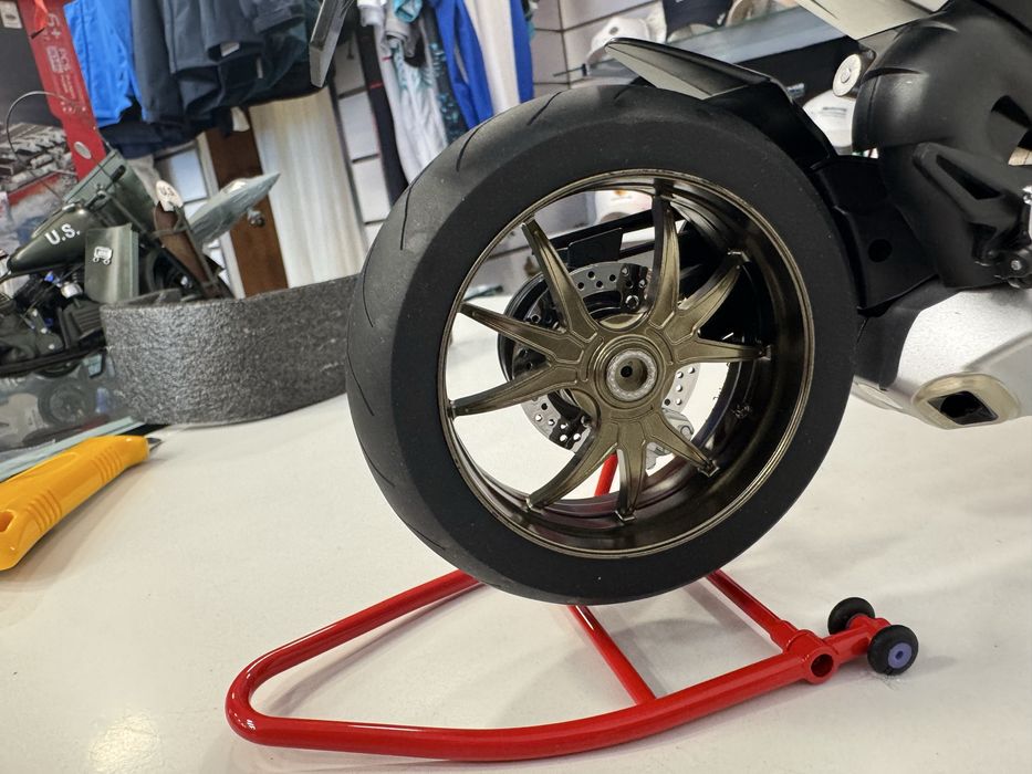 Ducati Corse V4. Funciona, tem chave, acende luzes, deita fumo, roda traseira gira. Tamanho 1:6