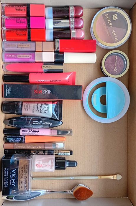 Kosmetyki do makijażu Szminka, Pomadka, Eyeliner, Róż, Rozświetlacz