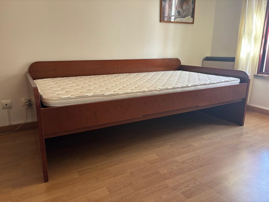 Cama de madeira maciça com colchão