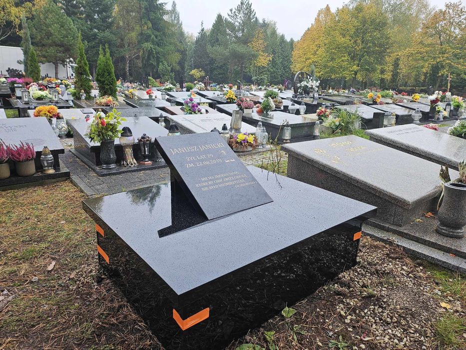 Tani nagrobek urnowy Kompozyt 2199 zł z montażem Cały Kraj.