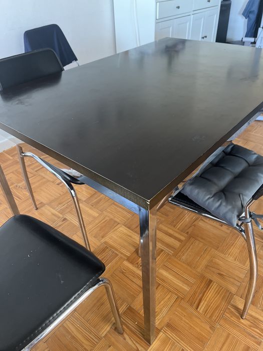 Mesa preta em excente estado
