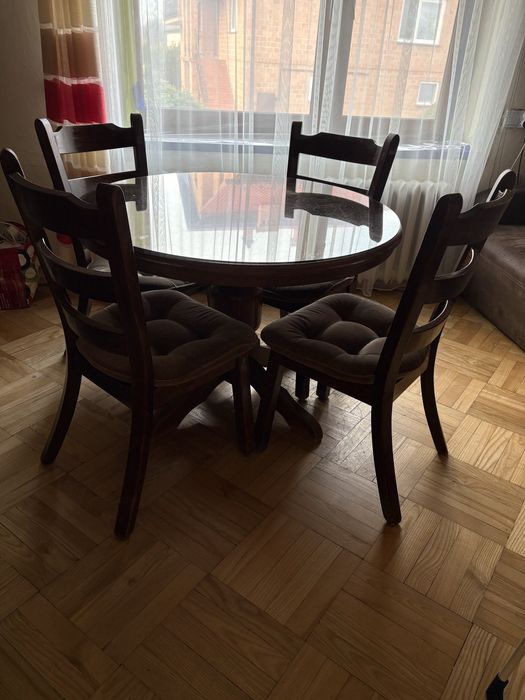 Stół drewniany z krzesłami