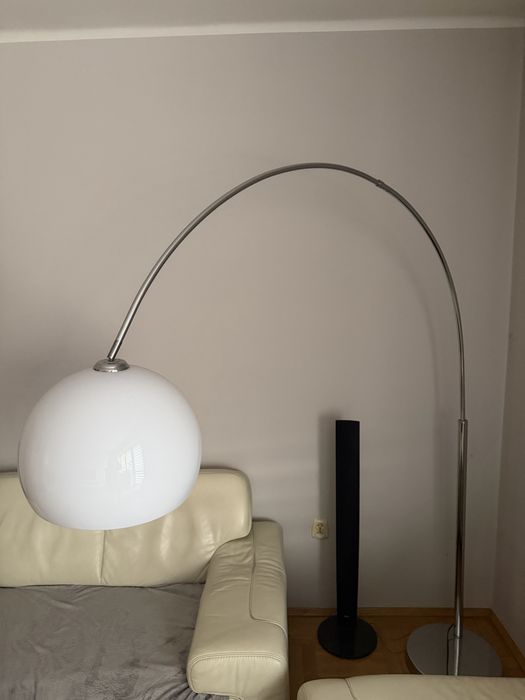 Nowoczesna lampa stojaca