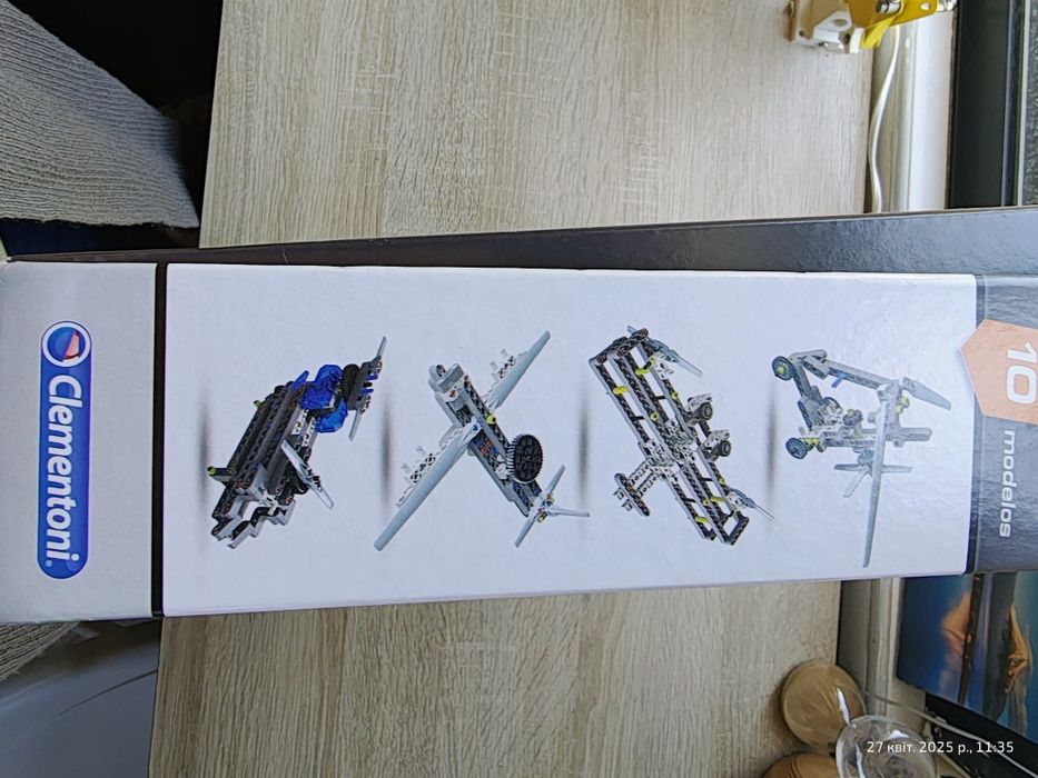 Laboratório de mecânica. Aviões e helicópteros.