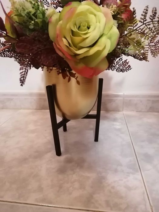 Arranjo de flores artificiais em taça dourada