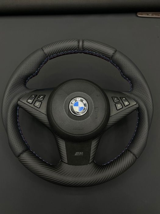 Apresentamos  volante BMW E 60  estofado em pele perfurada e carbono,