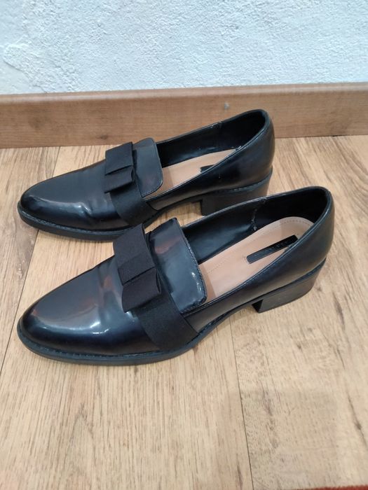 Sapatos Zara de cor preta