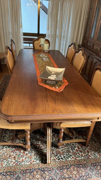 Mesa de madeira com 8 cadeiras