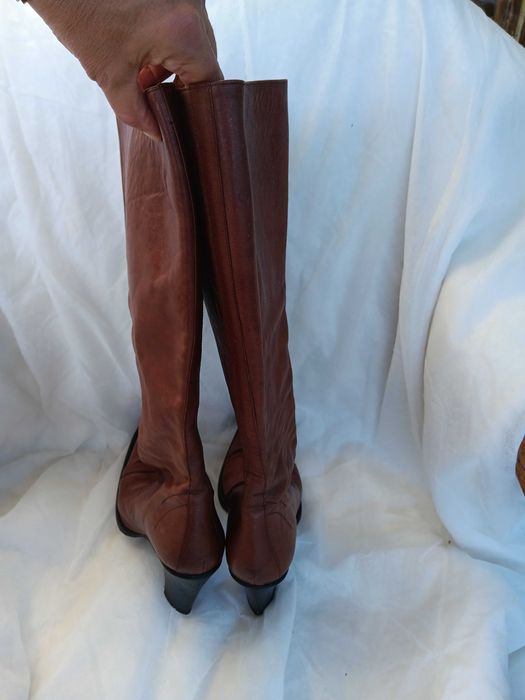 Botas salto e cano alto em pele da Ana Sousa