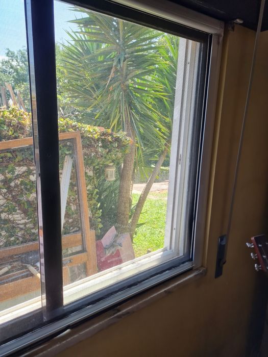Janelas em alumínio c/ rede mosquiteira