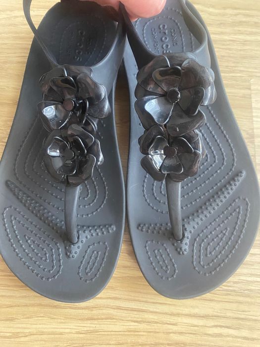 Crocs Serena Flip z kwiatami 3D