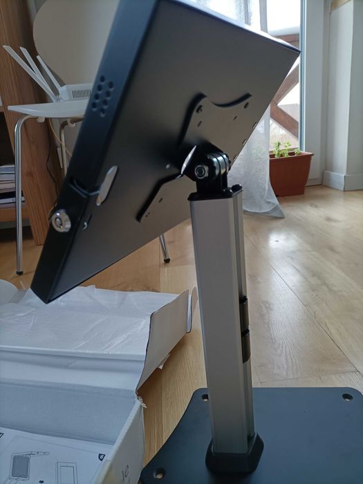 Stojak statyw antykradzieżowy na iPad, tablet, monitor lub ekran.