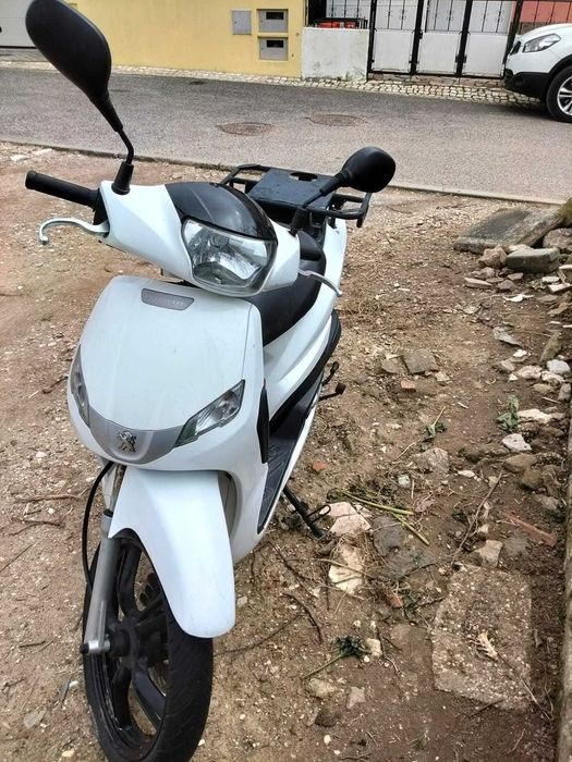 Vendo scooter Peugeot Tweet 50cc, ano 2017, a gasolina.