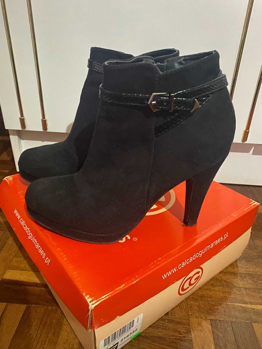 Botas pretas de camurça