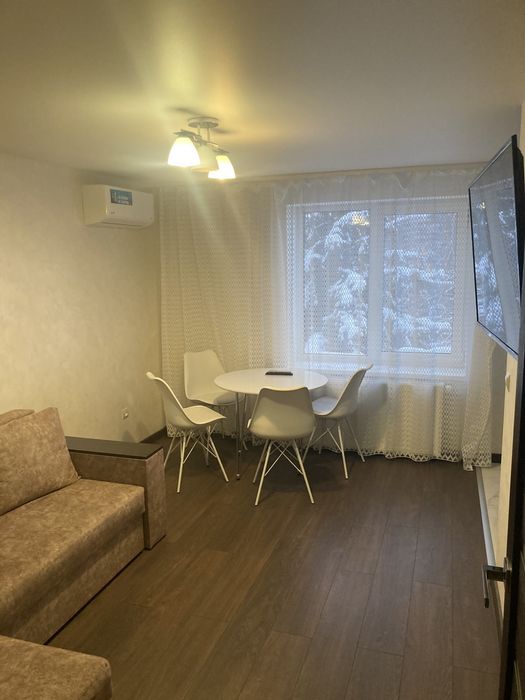 Здається трьохкімнатна в тихому центрі  з гаражем.