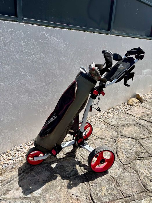 carrinho de golfe e conjunto de Tacos