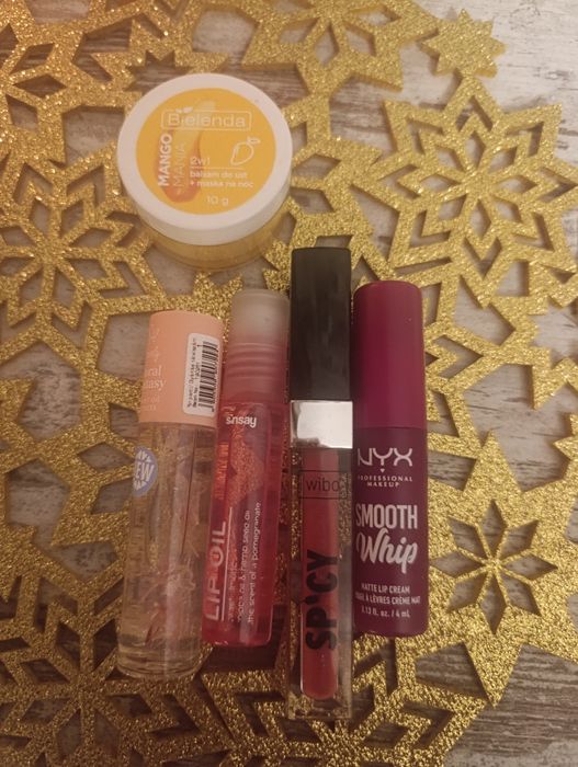 Zestaw pomadek, błyszczyków do ust