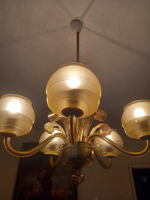 Piękny, szklany żyrandol w typie Murano z kloszami.