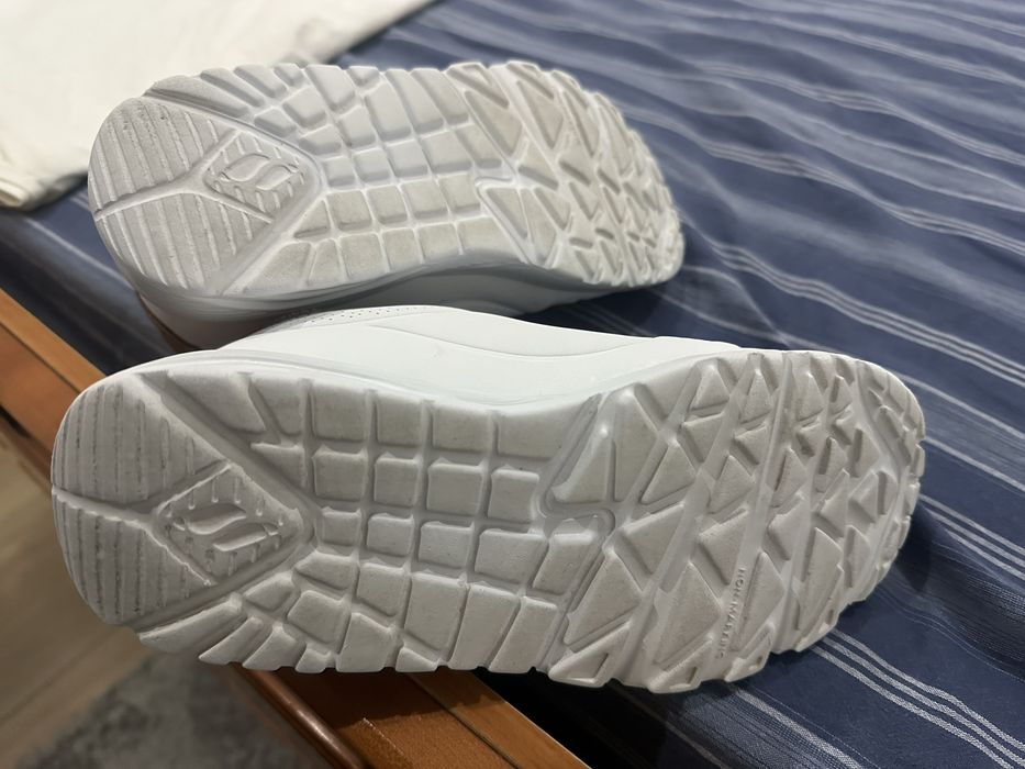 Sapatilhas skechers novas T. 33